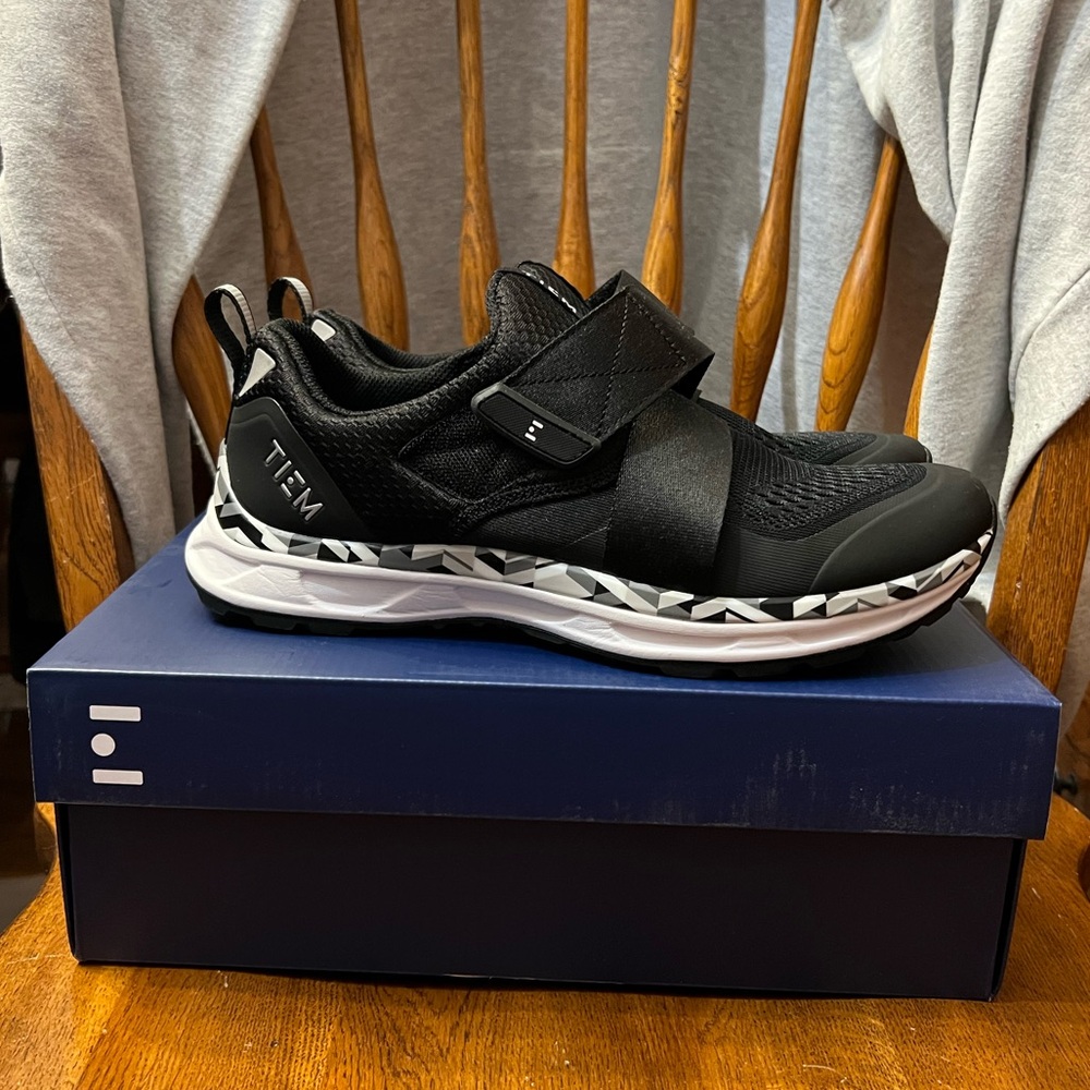 TIEM SlipStream indoor cycling shoes WITH Shimano SPD cleats. Size 9.5 US. EUC.